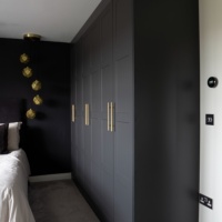 Armoire de chambre à coucher en bois personnalisée Senger, finition mélamine, avec porte en verre et éclairage LED