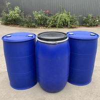 Fût en plastique bleu vide de 55 gallons (200 litres) ou 60 litres en HDPE avec couvercle ouvert pour le stockage de liquides