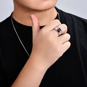 خاتم رجالي مخصص من الفضة الإسترلينية عيار 925، تصميم فريد حديث بحجر العقيق الأسود والزركون مع الراتنج والرماد لحفلات الزفاف - Product Image 2