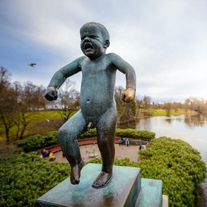 Sculpture en bronze grandeur nature personnalisée d'un bébé garçon nu en colère, objet de collection d'art, cadeau - Product Image 1
