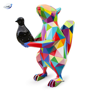 ประติมากรรมกระรอกเรขาคณิตขนาดใหญ่ทำจากไฟเบอร์กลาส งานศิลปะหลากสีสัน ตกแต่งภูมิทัศน์ด้วยลวดลายเรขาคณิต - Product Image 1