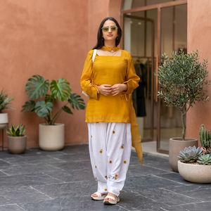 Conjunto de Kurti Corto Amarillo Mostaza de Moda con Bordado Floral Blanco, Traje Patiala Salwar y Pañuelo, Estilo Casual Indio Pakistaní Punjabi - Product Image 1