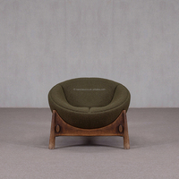 Fauteuil simple en velours vintage avec structure en bois massif et accoudoirs capitonnés pour salon, chambre ou salle de séjour