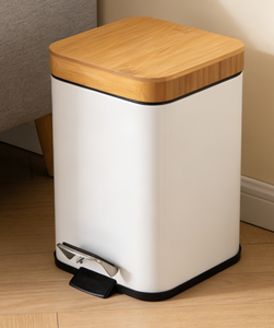 Poubelle à pédale Eco-Chic, corps en acier galvanisé, couvercle en bambou naturel, finition noire thermolaquée, résistante à l'eau, durable pour la maison - Product Image 6