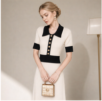Robe longue en tricot pour femme, style preppy moderne, col contrastant, boutons dorés côtelés, coupe évasée pour un look contemporain