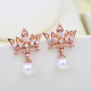 Pendientes con forma de corona de oro rosa con perla sintética blanca, joyería clásica de boda chapada en rodio y plata 925 de grado AAA para mujer - Product Image 4