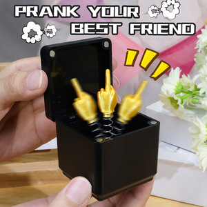 Boîte cadeau surprise directement de l'usine avec jouets farfelus en plastique en forme de doigt d'honneur, blagues amusantes et farces pratiques pour enfants - Product Image 4