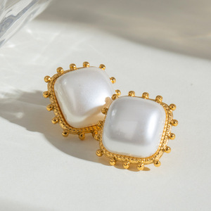 Pendientes de Perlas Cuadradas Yueli, Chapados en Oro de 18k, Engaste de Bisel, Diseño Geométrico para Uso Diario - Product Image 3