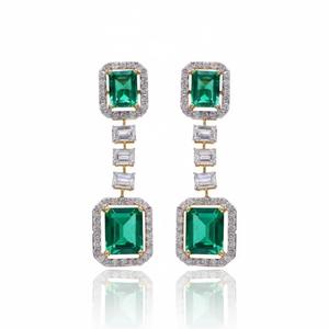 Pendientes de Oro con Diamantes de Lujo y Esmeraldas, Joyería Fina con un Diseño Atemporal de Esmeralda y Diamante para Mujer, para Vestir de Noche - Product Image 1