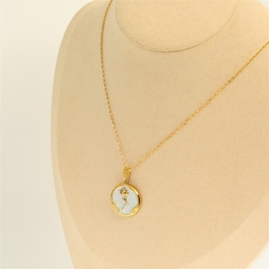 Collier vintage élégant en acier inoxydable avec pendentif en émail en forme de rose pour femmes - Product Image 3