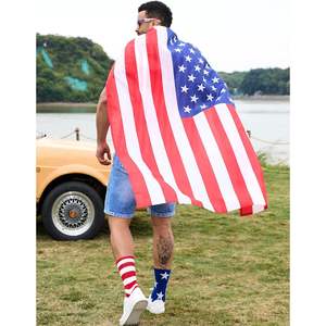 Ensemble Gilet Homme Personnalisé Drapeau Américain Sans Manches en Polyester, Cape, Lunettes de Soleil et Chaussettes Patriotiques pour le 4 Juillet et la Fête de l'Indépendance - Product Image 2