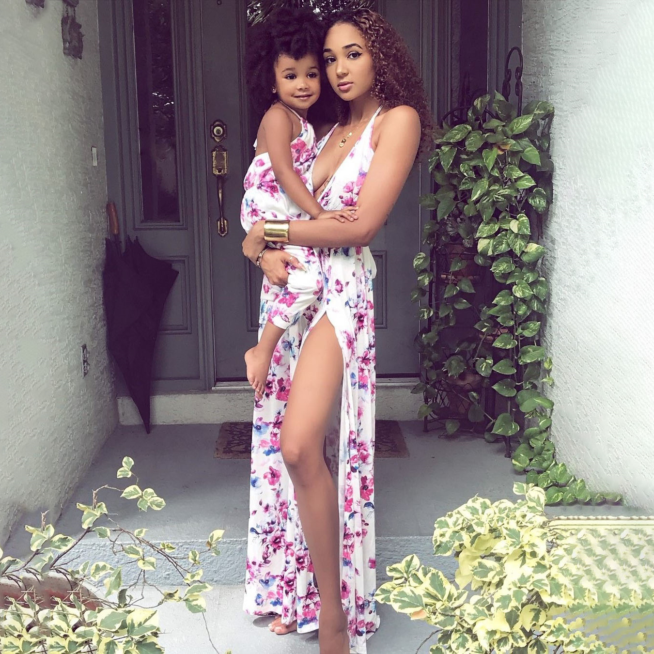 Новинка 2021, Модные Платья с цветочным принтом и открытой спиной, подходящие костюмы для мамы и дочки, комплект платья