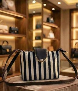 Bolso Bandolera Casual Vintage, Resistente al Agua, con Diseño Geométrico Bohemio en Blanco y Negro e Indigo - Product Image 2