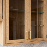 Armoire de cuisine Shaker en bois massif entièrement personnalisée, finition chêne avec vitrine pour projet résidentiel