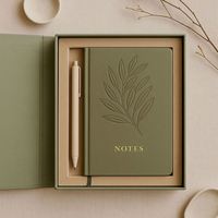 Ensemble cadeau de carnet vert olive avec design de feuille en relief, journal minimaliste en cuir PU et stylo beige dans un coffret cadeau