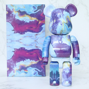 Venta al por mayor de fábrica: Figura de moda Bearbrick 400% de material ABS, estilo baloncesto <span class=keywords><strong>Chicago</strong></span> <span class=keywords><strong>23</strong></span>, en caja de plástico a color. - Product Image 5