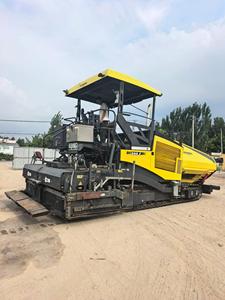 Macchina per la pavimentazione asfaltica BOMAG BF800C tedesca del 2020, con livellatrice telescopica da 9 m, spessore 300 mm, sistema idraulico completo con pompa per uso municipale - Product Image 2