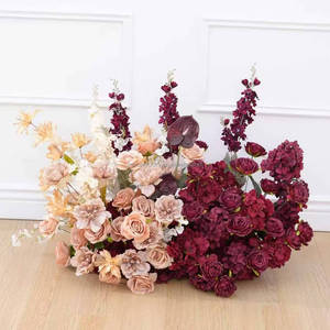 Colonne de mariage en métal blanc de qualité supérieure <span class=keywords><strong>avec</strong></span> arrangement de fleurs artificielles rouges en cascade pour la décoration de cérémonies en extérieur et de jardins - Product Image 3