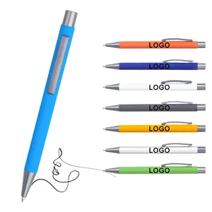 स्टेशनरी उपहारों के लिए 1.0 मिमी लेखन स्याही के साथ कस्टम लोगो उत्कीर्ण नया नरम रबर धातु सामग्री बॉलपॉइंट पेन