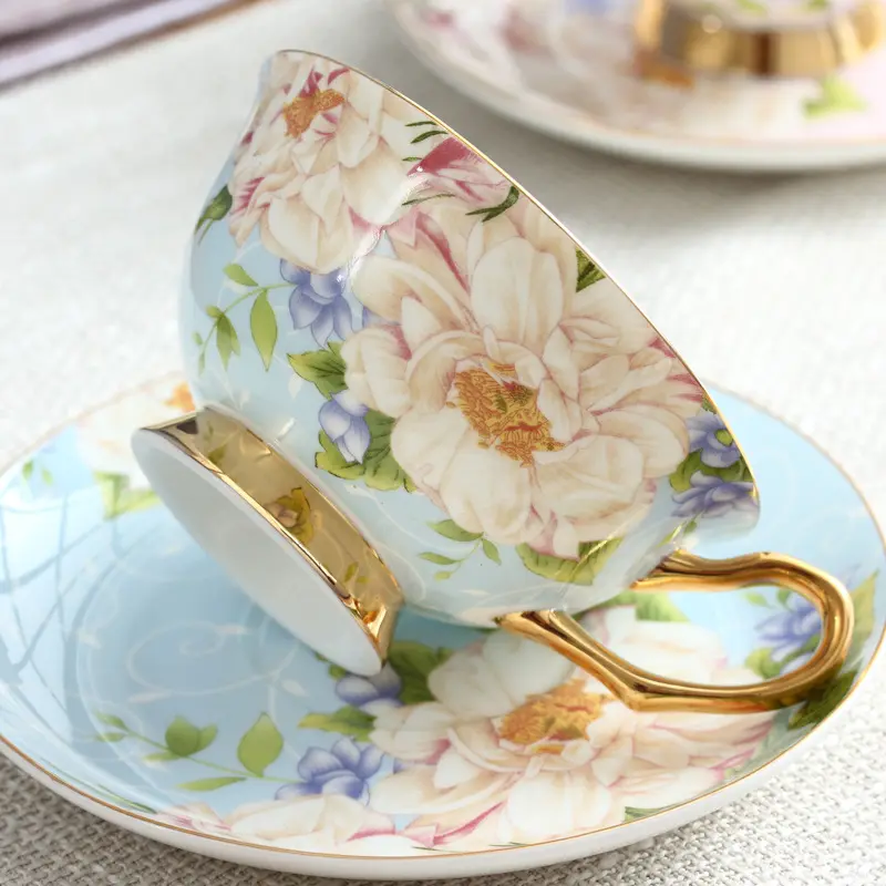 Tasse à thé en porcelaine avec soucoupe fleur tasse à café en céramique avec cuillère à garniture dorée tasse à thé rose de Style européen pour cadeau