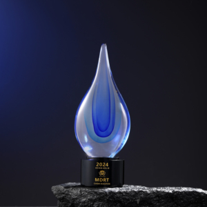 Elegante scultura in cristallo trasparente soffiato a mano intagliata con tema d'onore trofeo con premi unici a Base sospesa colorata - Product Image 2