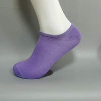Chaussettes de couleur blanche tricotées en coton polyester respirant pour femmes Meilleure vente Garantie de qualité mince pour l'hiver Utilisation estivale No Show