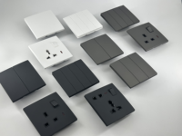 Prise murale 4 gangs 16A 250V en matériau PC moderne et durable, finition grise, toucher lisse, norme britannique, durée de vie 40000 cycles, pour la maison
