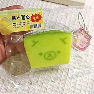 Juguete Antiestrés de Silicona de Grado Alimenticio con Forma de Rodaja de Melón Hami, Diseño de Oso Adorable, de Levantamiento Lento, Transparente, para Apretar y Aliviar el Estrés - Product Image 1