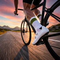 Chaussettes de cyclisme professionnelles techniques respirantes en mesh avec logo personnalisé, couleur blanc, vert olive, jaune fluo, pour la course sur route