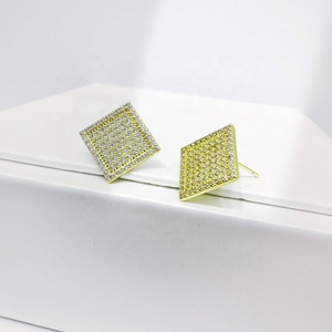 Pendientes de plata de ley 925 al por mayor, modernos y sencillos, chapados en oro de 14k, elegantes, con piedras preciosas, hipoalergénicos, con forma de concha cuadrada. - Product Image 1