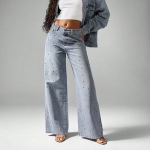 Jeans Anchos Personalizados al por Mayor de Fábrica OEM con Tachuelas, Pedrería y Efecto Desgastado - Product Image 1
