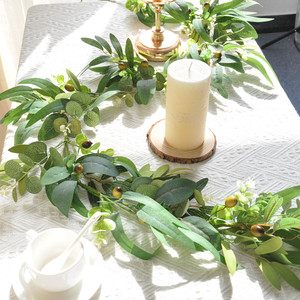 Guirlande <span class=keywords><strong>de</strong></span> feuilles d'eucalyptus et d'olivier en gros pour la décoration <span class=keywords><strong>de</strong></span> <span class=keywords><strong>table</strong></span> <span class=keywords><strong>de</strong></span> festival, <span class=keywords><strong>chemin</strong></span> <span class=keywords><strong>de</strong></span> <span class=keywords><strong>table</strong></span> artificiel en olivier - Product Image 1
