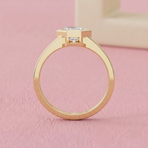 Anillo Solitario Moderno con Diamante de Corte Geométrico en Forma de Cometa y Bisel de Oro Sólido, con Banda de Diseño Minimalista - Product Image 2