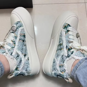 Zapatos de lona blancos de marca original de alta gama, hechos a medida, con parte superior de malla transpirable, acolchados para mayor comodidad al caminar, para mujer. - Product Image 3