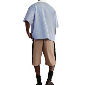 Polo de manga corta a rayas azules de primera calidad para hombre, con cuello de media cremallera y bolsillo, estilo casual, de algodón, para uso diario. - Product Image 2