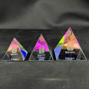 Conjunto de cristal piramidal arcoíris iridiscente con láser faraón egipcio en la parte de abajo de la foto - Product Image 2