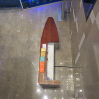 Lobby d'immeuble de bureaux personnalisé Bureau de réception en forme de bateau Bureau d'enregistrement pour hôtel et appartement