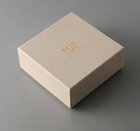 Boîte d'emballage rigide pour bijoux avec logo imprimé à l'encre de soja, boîte cadeau beige texturée avec couvercle à ouverture facile et estampage doré