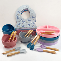 Vaisselle en silicone de qualité alimentaire pour bébé Assiette bavoir design multicolore avec impression Bol et cuillère Fourchette pliable Micro-ondes LOGO personnalisé