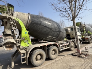 Camión Mezclador <span class=keywords><strong>de</strong></span> Concreto HOWO Zoomlion Usado 2022, Motor Alemán MAN <span class=keywords><strong>de</strong></span> 350 HP, 12 Metros Cúbicos, Emisión Euro 6, 8x4, Motor <span class=keywords><strong>de</strong></span> Alta Eficiencia - Product Image 2