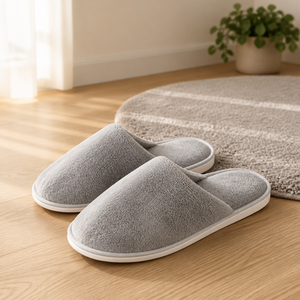 Chaussons en velours OEM MR125 – Écologiques et jetables pour hôtels 3 à 5 étoiles – Ensemble d'accessoires de salle de bain en coton blanc doux et hydratant - Product Image 1