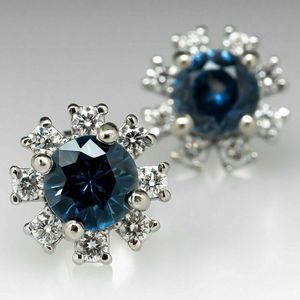 Orecchini a Perno con Fiore di Cristallo Blu Pavone per Donne, Accessori Floreali Vintage per Uso Quotidiano - Product Image 1