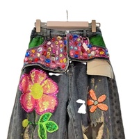 Jean en denim délavé vintage pour femme, avec motif floral à sequins colorés, déchiré et vieilli, coupe ample à jambe large