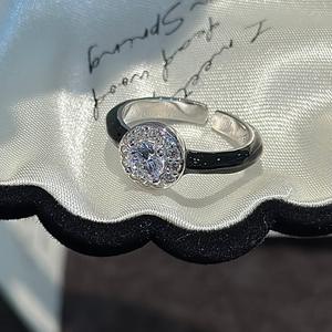 แหวนเงินแท้ S925 ประดับเพชรซิคอนเดี่ยว ดีไซน์เฉพาะตัว เรียบง่าย ทันสมัย น่ารัก สไตล์วินเทจยุคกลาง ประดับเพชรซิคอนทรงกลมเคลือบเงา - Product Image 5