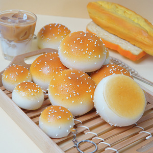 ของเล่นขนมปังปิ้ง PU แบบเด้งช้า ขนมปังงาดำเหมือนจริง ของเล่นบีบสนุกคลายเครียด จี้ขนมปังนึ่งสีทอง - Product Image 1