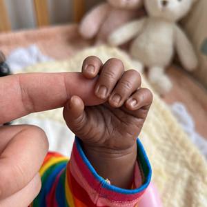 BAkwbwBY Fabricant Poupée Bébé Reborn Réaliste Noire Personnalisée 22 pouces Corps Entièrement en Vinyle <span class=keywords><strong>Lavable</strong></span> Poupée Nouveau-né <span class=keywords><strong>pour</strong></span> Éducation et Collection - Product Image 3
