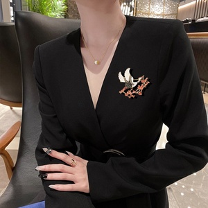 Broches de moda de oro personalizados de estilo chino Retro de gama alta, alfileres de solapa de animales de lujo para mujeres hechos de joyería de aleación de diamantes de imitación - Product Image 6
