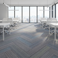 Modern Çizgili Ticari Ofis Halı Karoları Döngülü Havlı Yıkanabilir Kolay Kurulum Polyester PVC Destekli Ateşe Dayanıklı