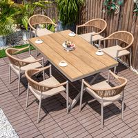 Table de patio moderne en plastique, bois et alliage d'aluminium avec chaises, longue table de salle à manger pour l'extérieur dans la cour