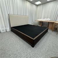 OAKEN Ensemble de meubles de chambre à coucher de luxe américains en chêne massif : Grand lit plateforme king-size, table de chevet et commode en bois